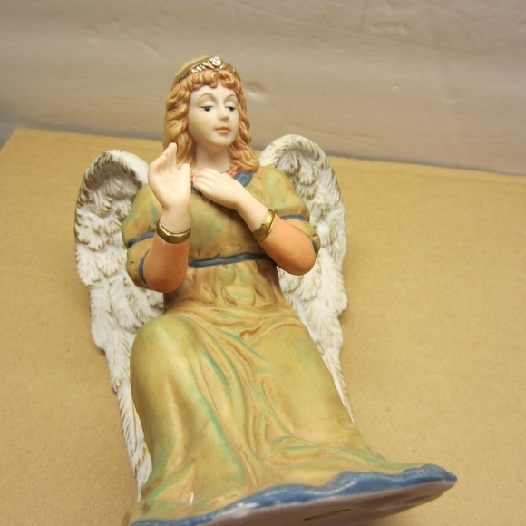Kirkland Signature Nativity Set (13) Kneeling Angel Replacement only Christmas - Picture 5 of 7